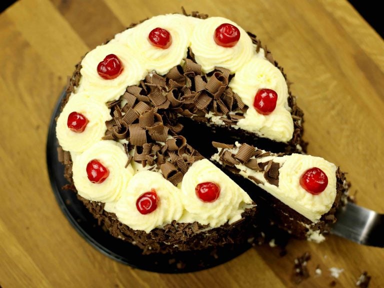 ब्लैक फॉरेस्ट केक रेसिपी | black forest cake in hindi | एगलेस ब्लैक फॉरेस्ट केक