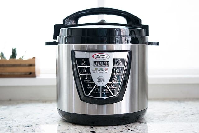 Difference instant pot discount and pressure cooker